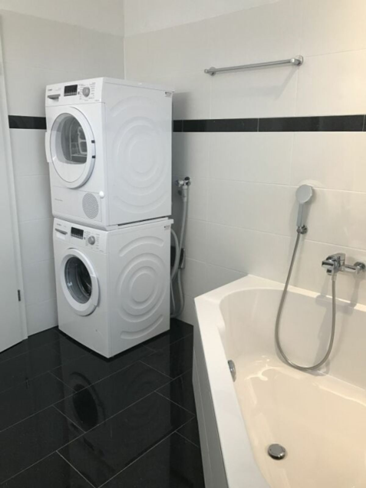 Exklusive 2.5-Zimmer-Wohnung mit eigenem Waschturm und Balkon - 2