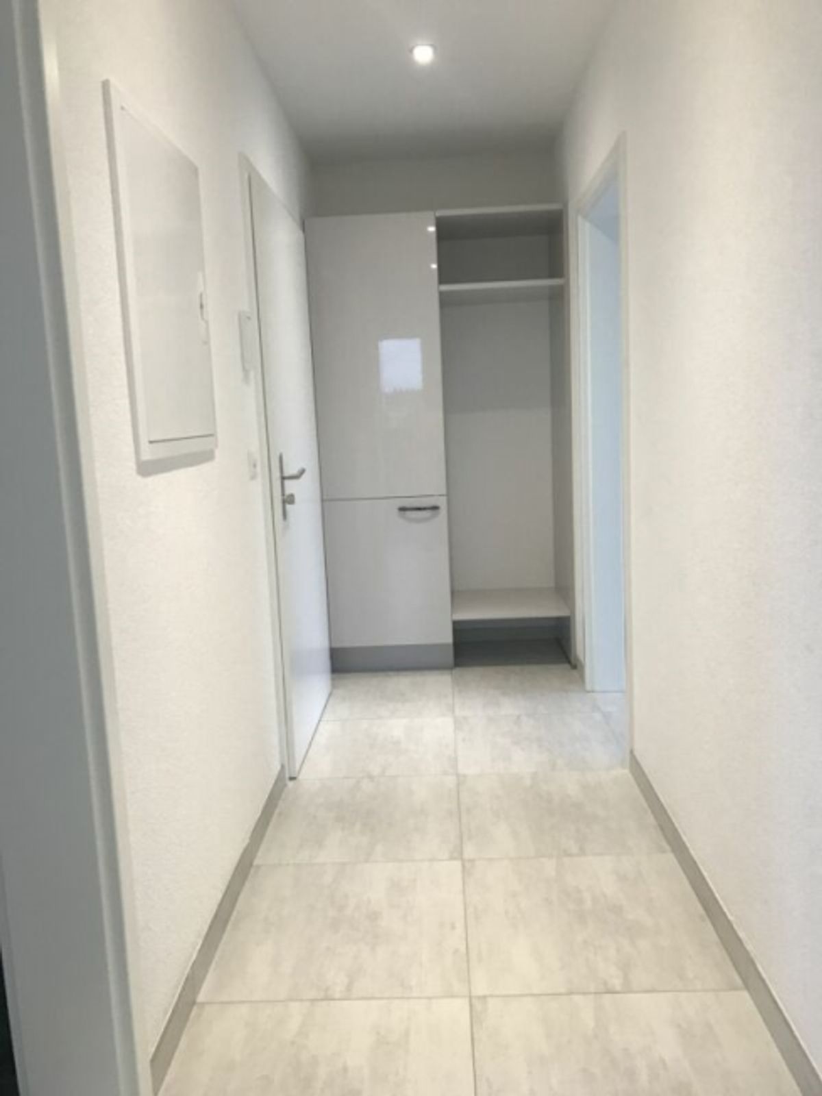 Exklusive 2.5-Zimmer-Wohnung mit eigenem Waschturm und Balkon - 3