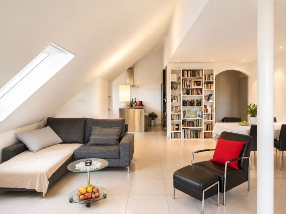 Geräumige 3.5-Zimmer Dachwohnung mit Aussicht in Weiningen - 0