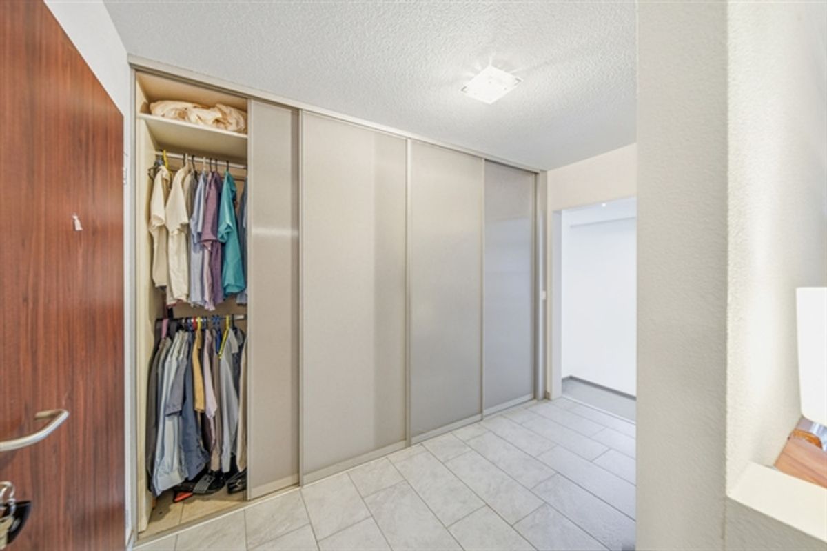 CHARMANTE 2.5-ZIMMER-WOHNUNG MIT WINTERGARTEN UND GRÜNLAGE - 3