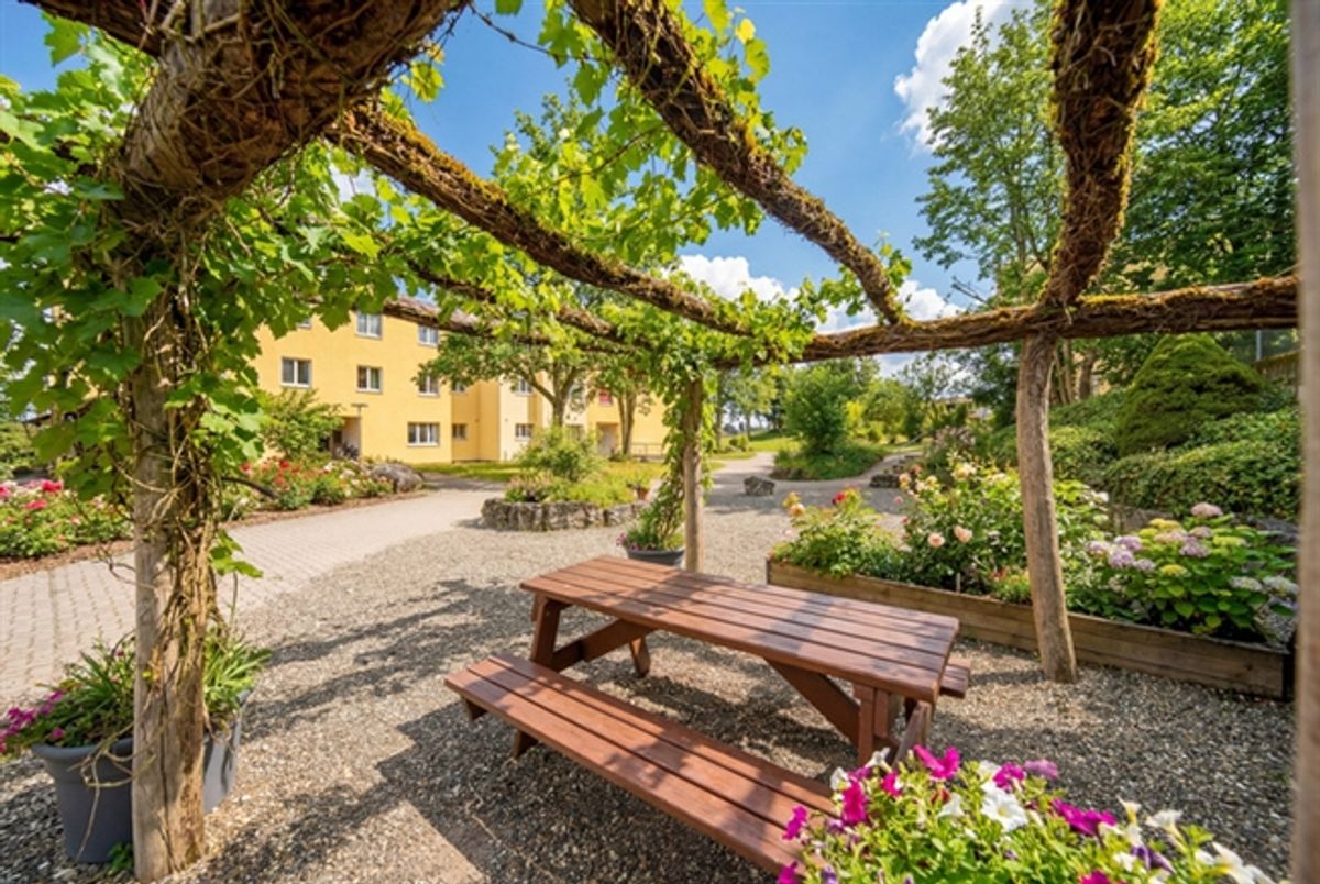 CHARMANTE 2.5-ZIMMER-WOHNUNG MIT WINTERGARTEN UND GRÜNLAGE - 6