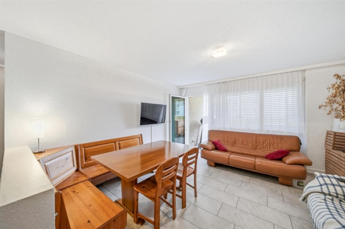 CHARMANTE 2.5-ZIMMER-WOHNUNG MIT WINTERGARTEN UND GRÜNLAGE - 0