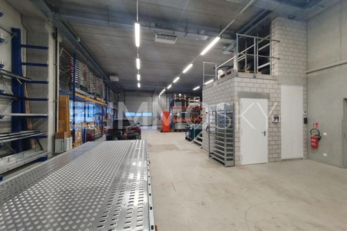 Modernes Industrielager – Lumino - 4