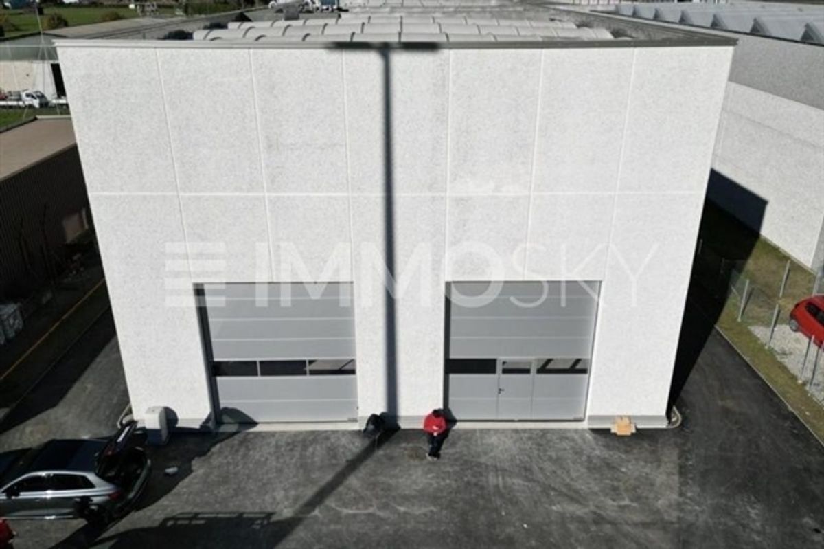 Modernes Industrielager – Lumino - 0