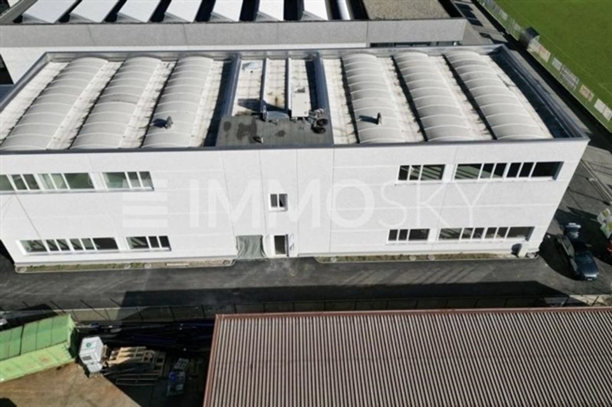 Modernes Industrielager – Lumino - 1