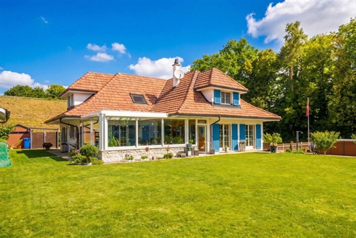 VILLA MIT WINTERGARTEN, SCHWIMMBAD UND EINLIEGERWOHNUNG - 0
