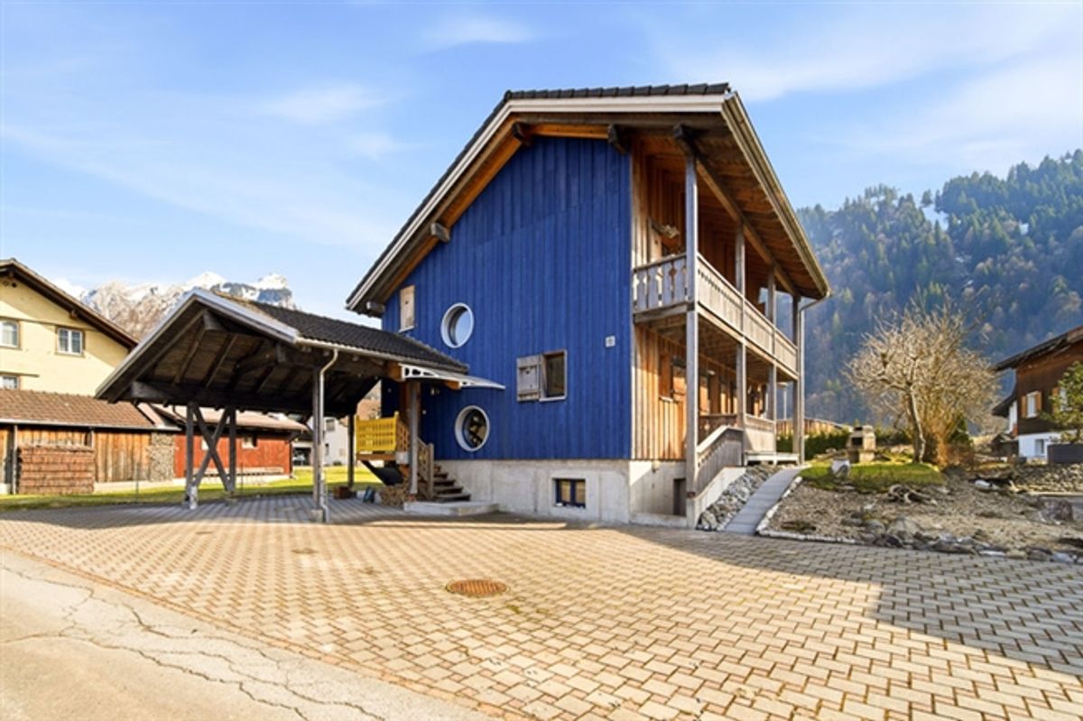 EIN HAUCH SKANDINAVIEN IM KANTON SCHWYZ - 8.5 ZIMMERHAUS - 0