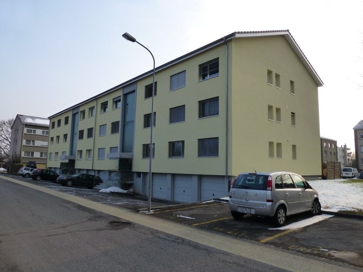 Attraktive 3.5-Zimmer-Wohnung mit Balkon in Studen - 0