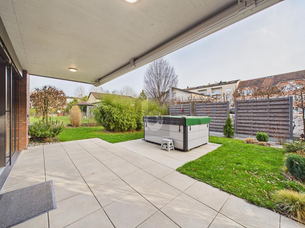 MIT GARTEN, WHIRLPOOL UND TIEFGARAGENPARKPLATZ - 0
