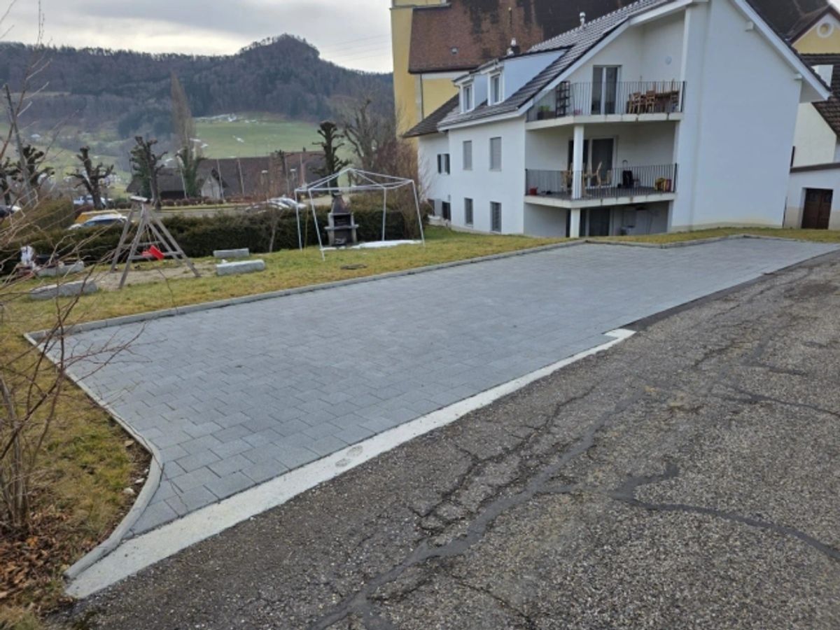 6 Aussenparkplätze, neu und eben - 1
