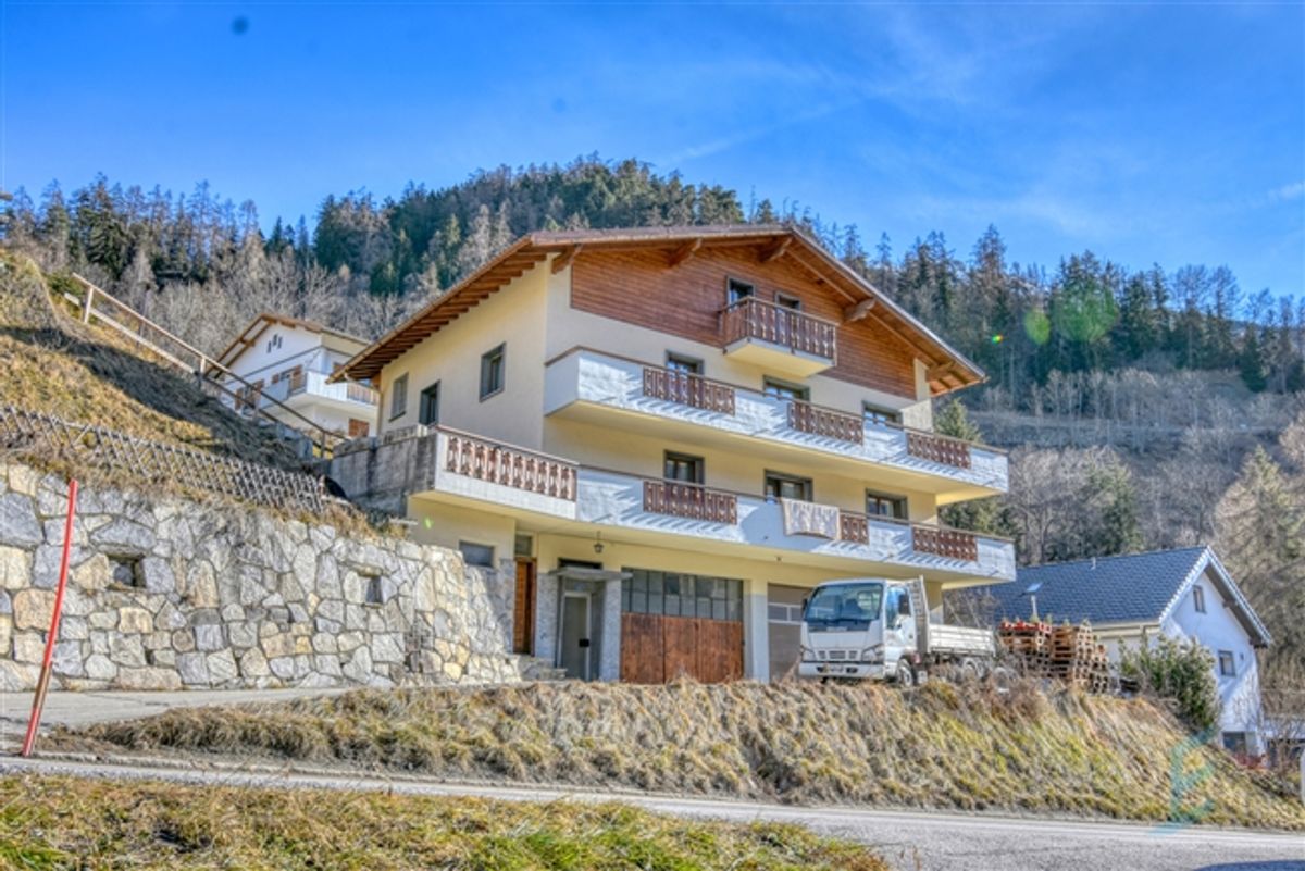 ZU VERMIETEN Schöne renovierte 3 ½ Zimmerwohnung im obersten Stockwerk - 0