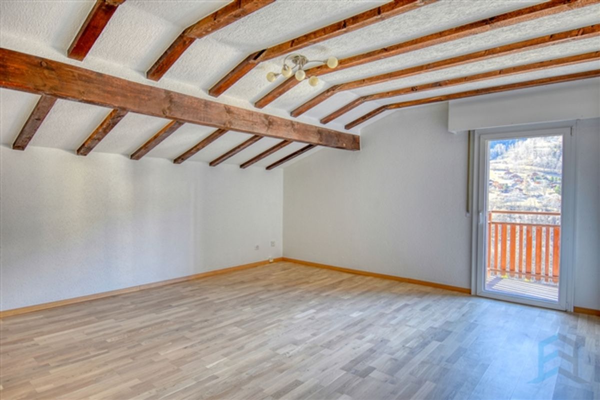 ZU VERMIETEN Schöne renovierte 3 ½ Zimmerwohnung im obersten Stockwerk - 1