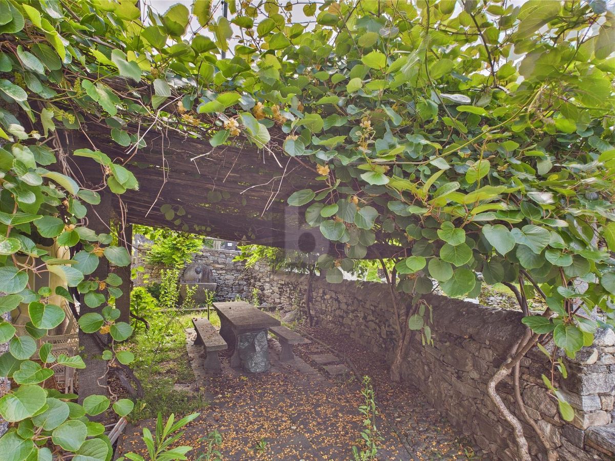 TIPICA CASA TICINESE SOLEGGIATA CON GIARDINO - 1