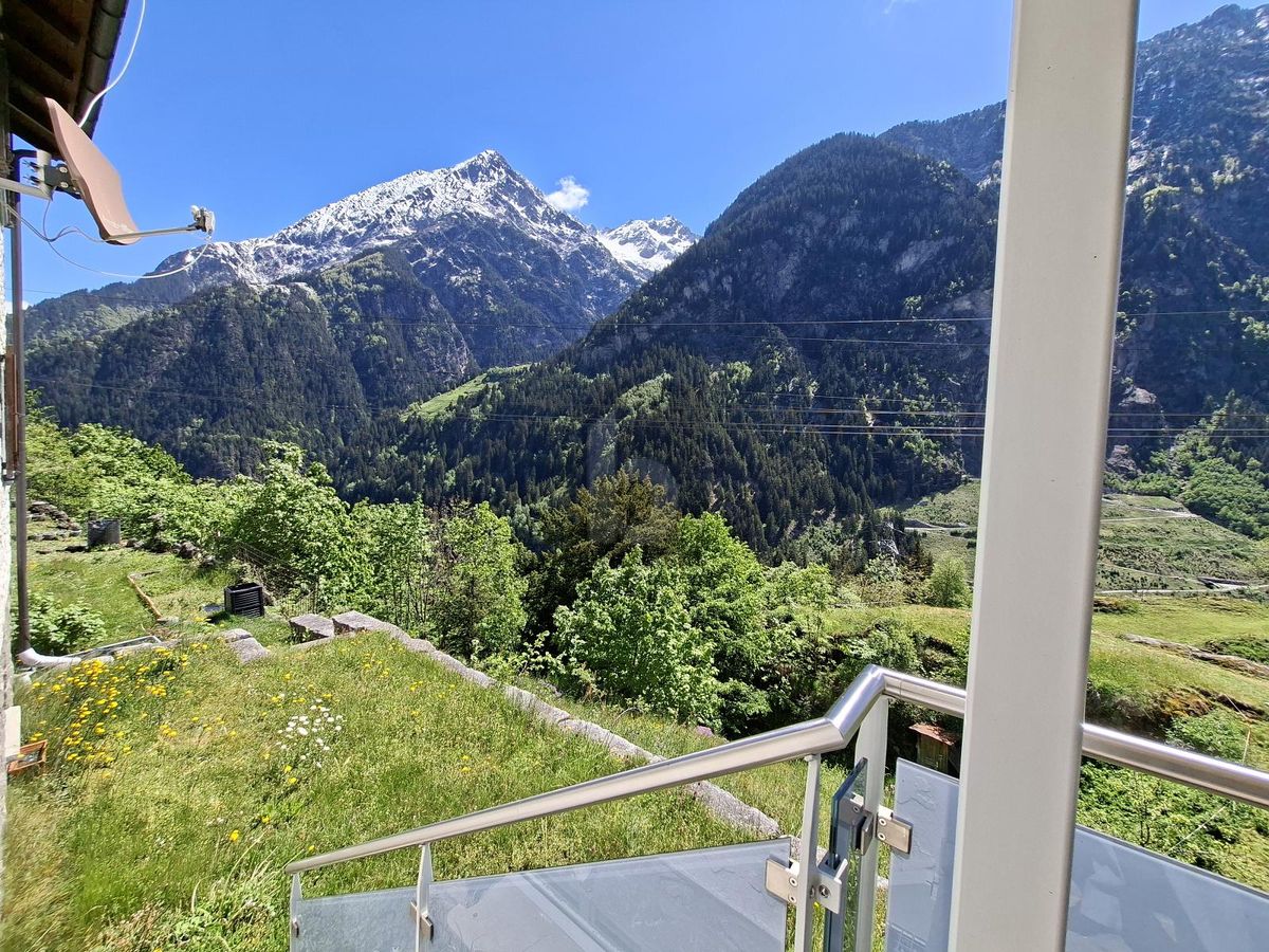 LICHTDURCHFLUTET, FREUNDLICH MIT BERG PANORAMA - 0
