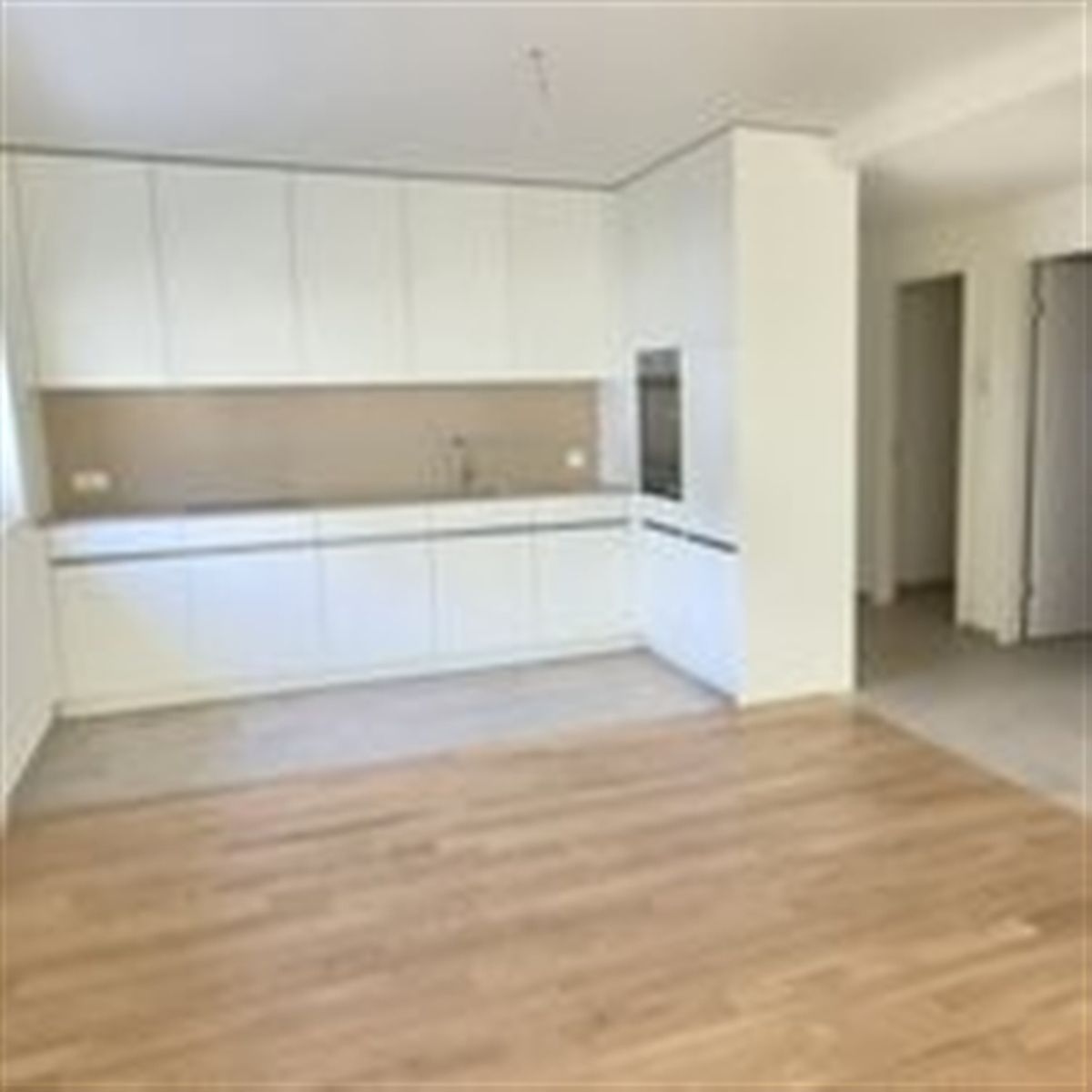 Moderne 2.5-Zimmer-Wohnung mit Mietgarten und Holzterrasse in Zürich-Schwamendingen - 1