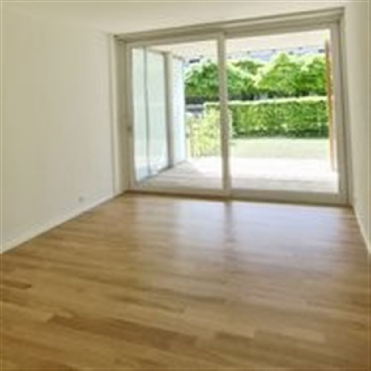 Moderne 2.5-Zimmer-Wohnung mit Mietgarten und Holzterrasse in Zürich-Schwamendingen - 3