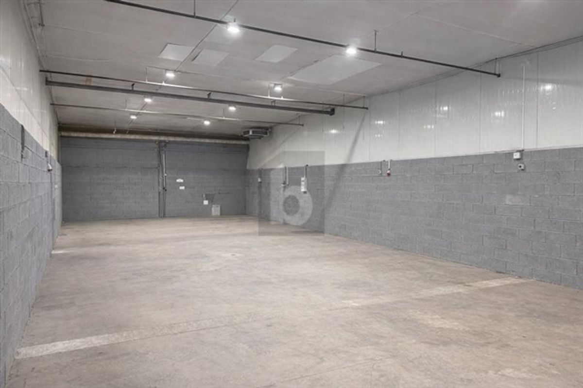 HALLE ARTISANALE AVEC VISIBILITÉ AUTOROUTE - 1