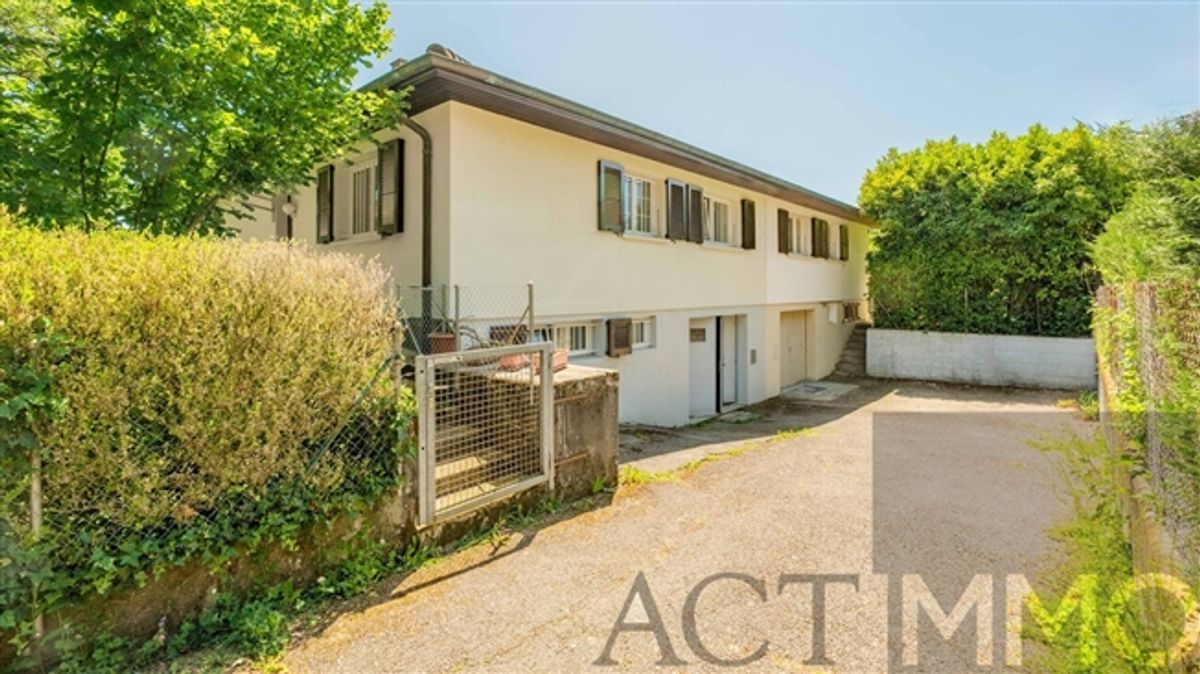 Charmantes Familienhaus zum Renovieren. Heller Pitch mit Garten - 0