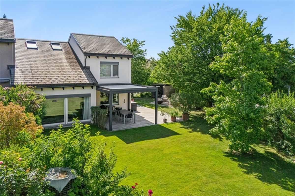 Sonniges Familien-Bijou mit traumhaft grossem Garten und viel Priva. - 0