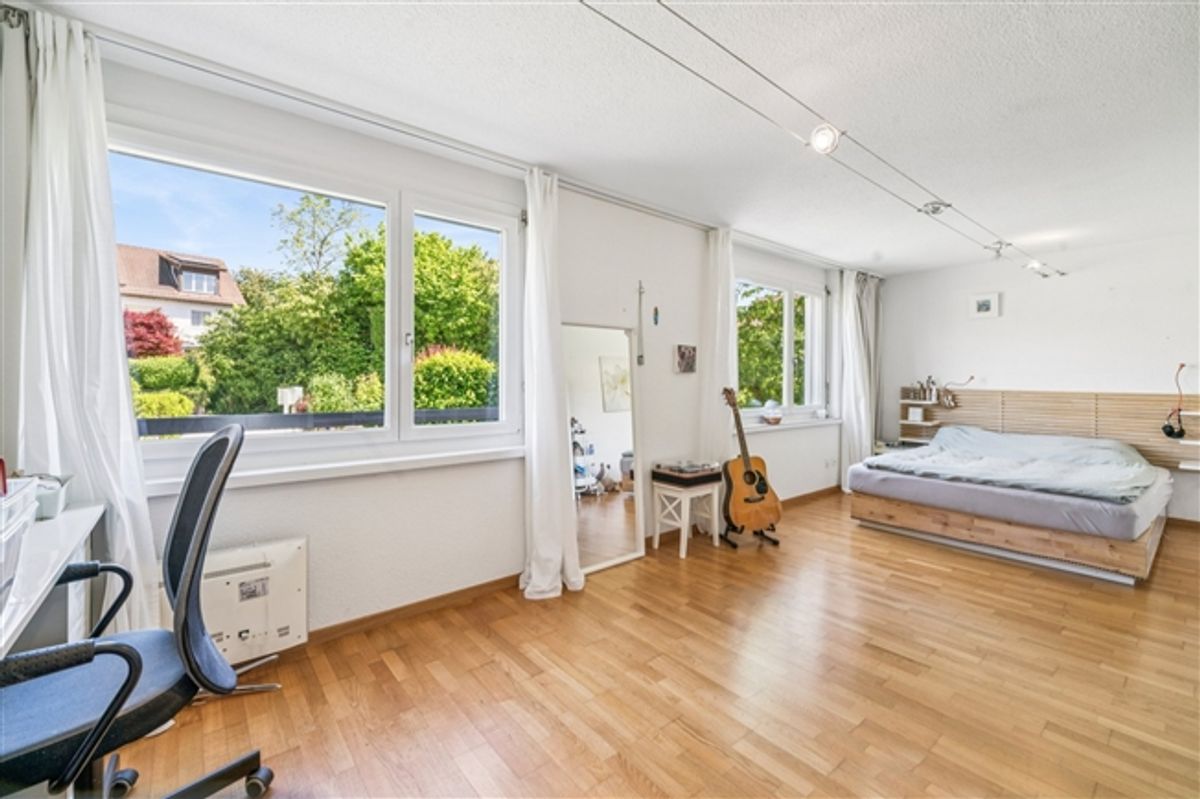 Sonniges Familien-Bijou mit traumhaft grossem Garten und viel Priva. - 5