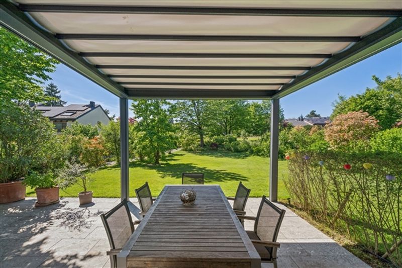 Sonniges Familien-Bijou mit traumhaft grossem Garten und viel Priva. - 9