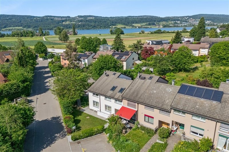 Sonniges Familien-Bijou mit traumhaft grossem Garten und viel Priva. - 10