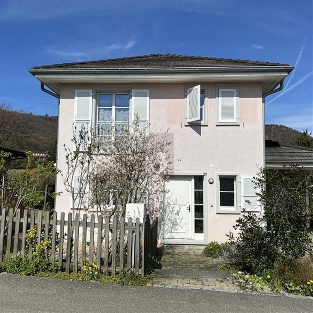 FAMILIENFREUNDLICH MIT SONNIGEM GARTEN - 0