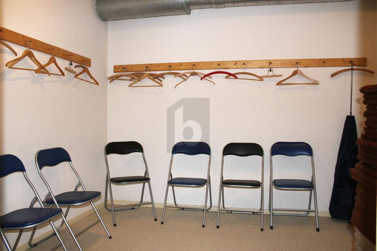 HELL MIT GARDEROBE, DUSCHE UND SAUNA - 2