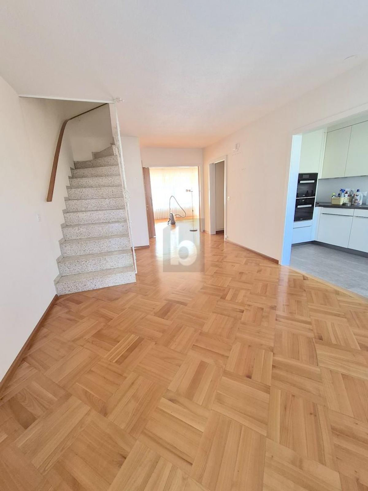 FAMILIENFREUNDLICH, GROSSZÜGIG UND ZENTRAL - 0