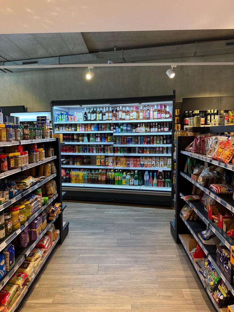 MODERNE AVEC CLIENTÈLE FIDÈLE - 3
