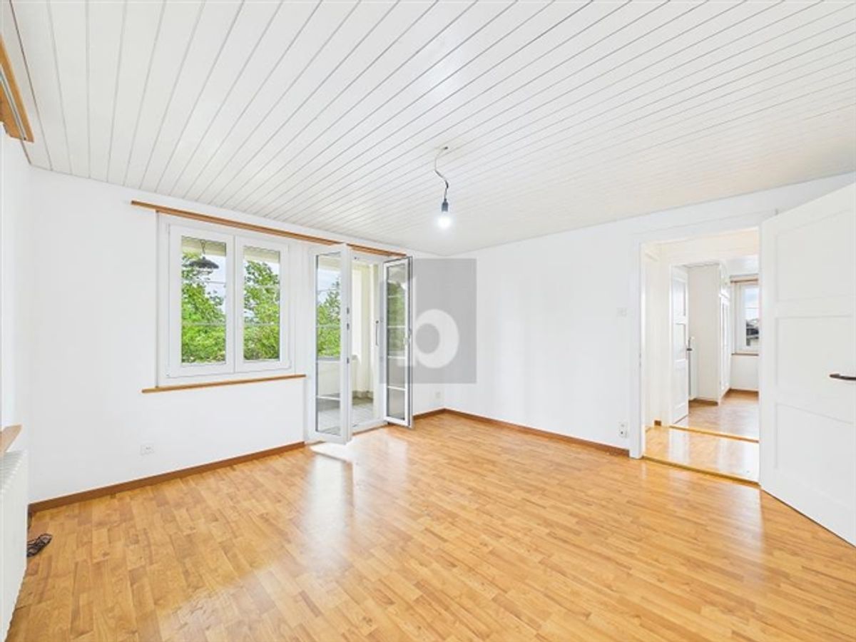 SONNIGER BALKON MIT BLICK INS GRÜNE - 1
