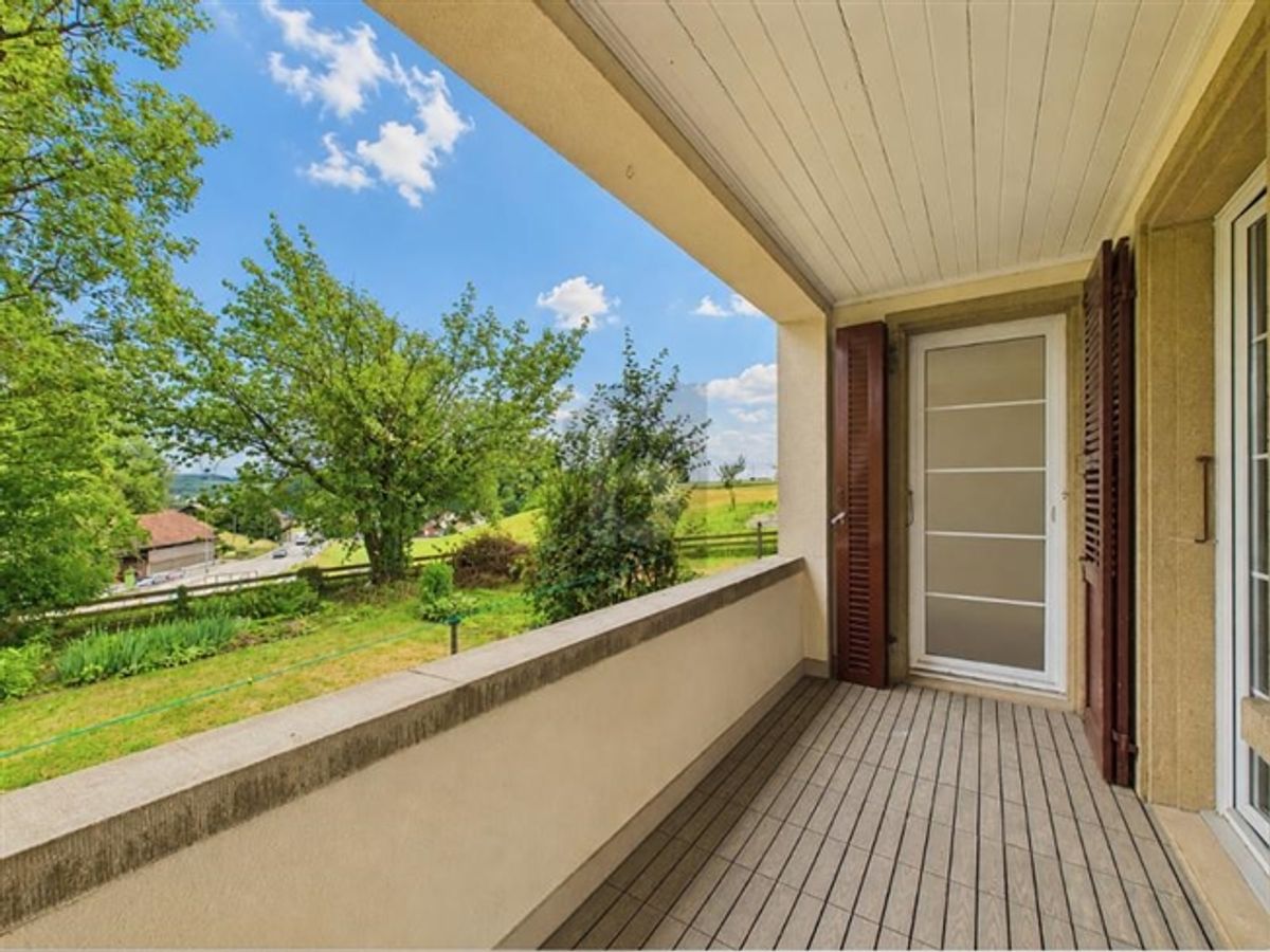 SONNIGER BALKON MIT BLICK INS GRÜNE - 0