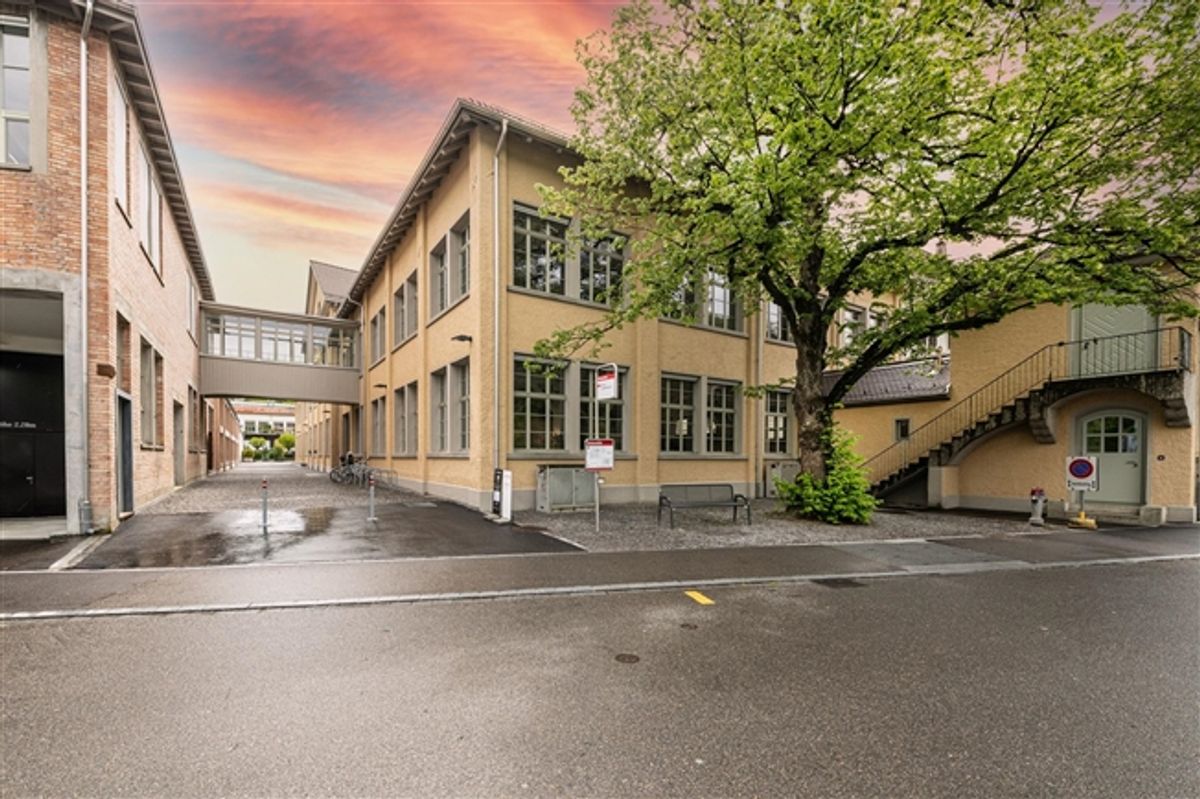 Grosszügige und helle Bürofläche mit Charakter - 0