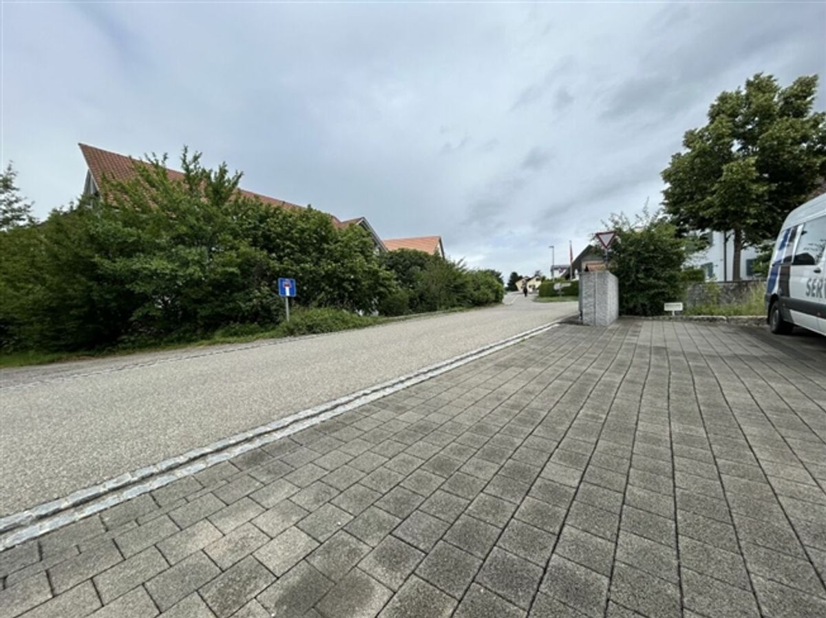 AUSSENPARKPLÄTZE ZU VERMIETEN - 3