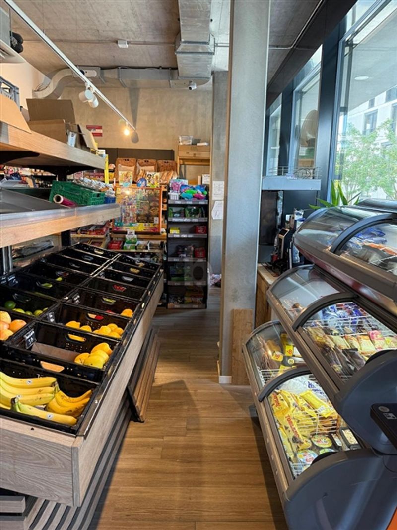 MODERNE AVEC CLIENTÈLE FIDÈLE - 4