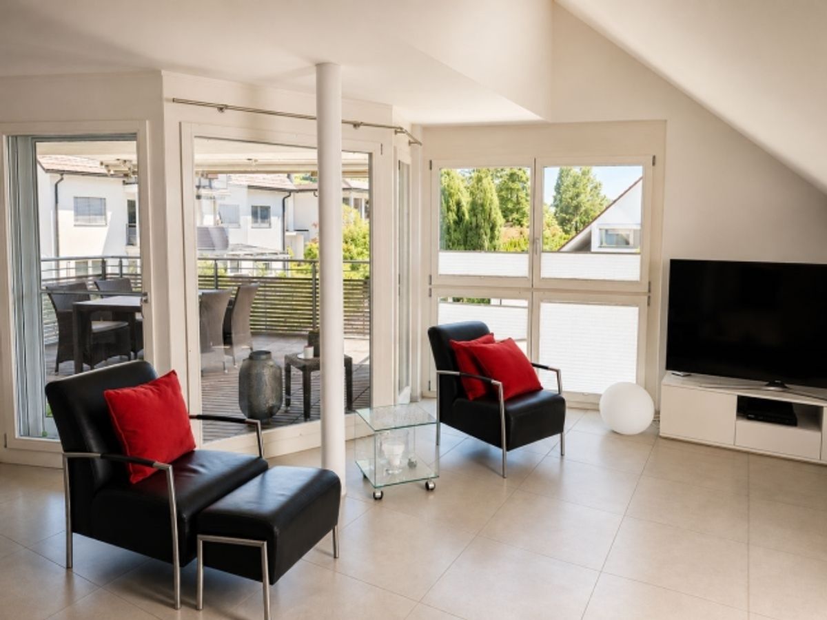 Geräumige 3.5-Zimmer Dachwohnung mit Aussicht in Weiningen - 1