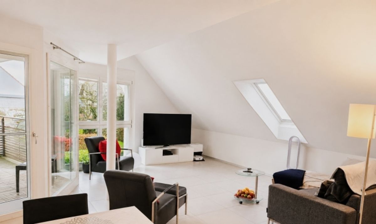 Geräumige 3.5-Zimmer Dachwohnung mit Aussicht in Weiningen - 2
