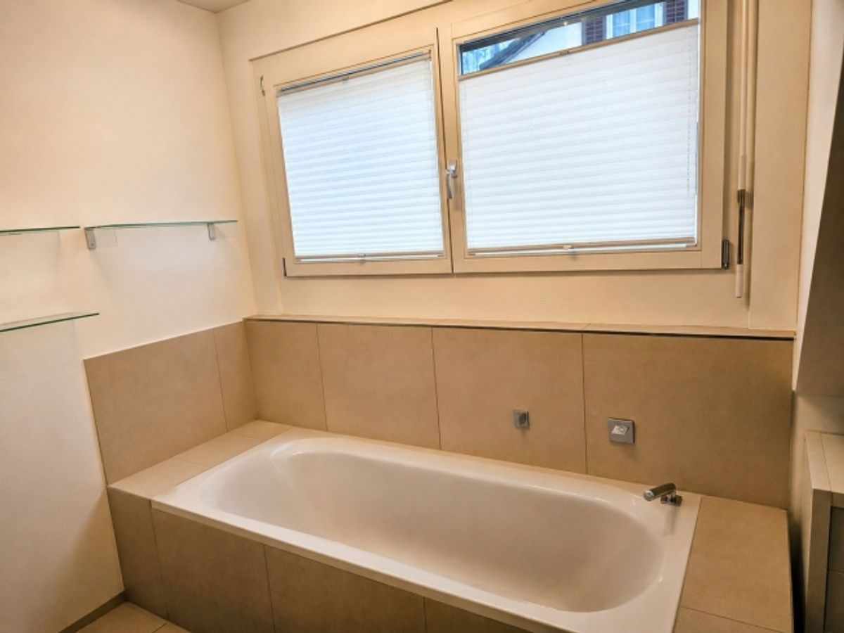 Geräumige 3.5-Zimmer Dachwohnung mit Aussicht in Weiningen - 9