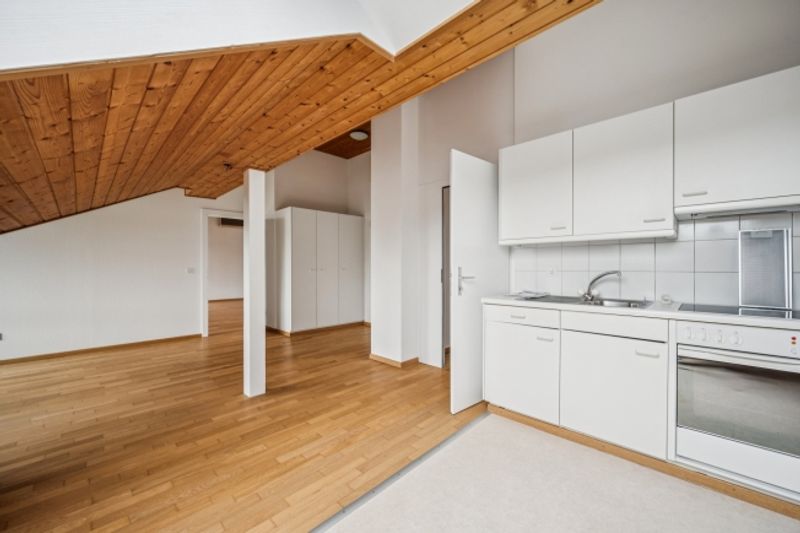 schöne, helle 2 1/2-Zimmer-Dachwohnung - 4