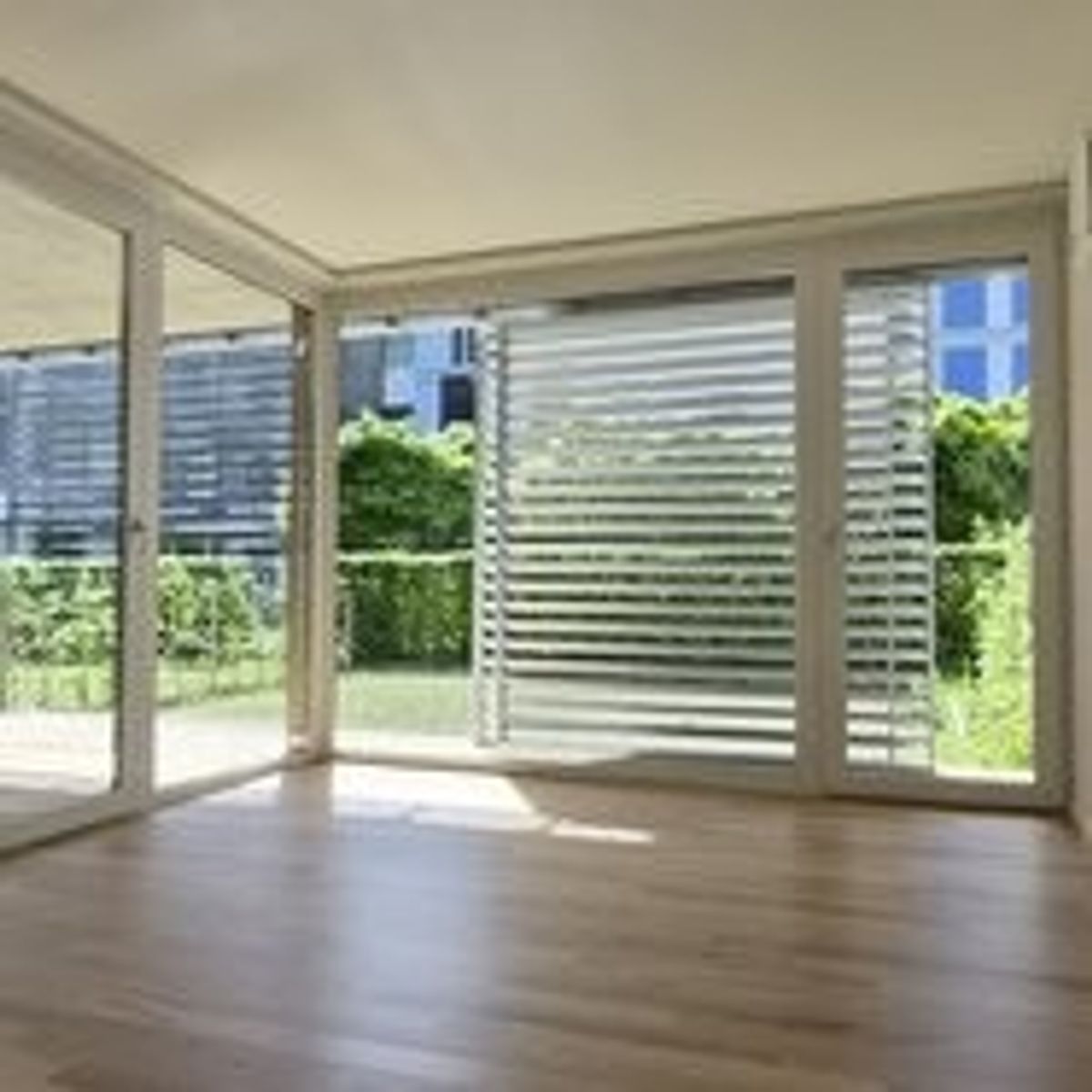 Moderne 2.5-Zimmer-Wohnung mit Mietgarten und Holzterrasse in Zürich-Schwamendingen - 0
