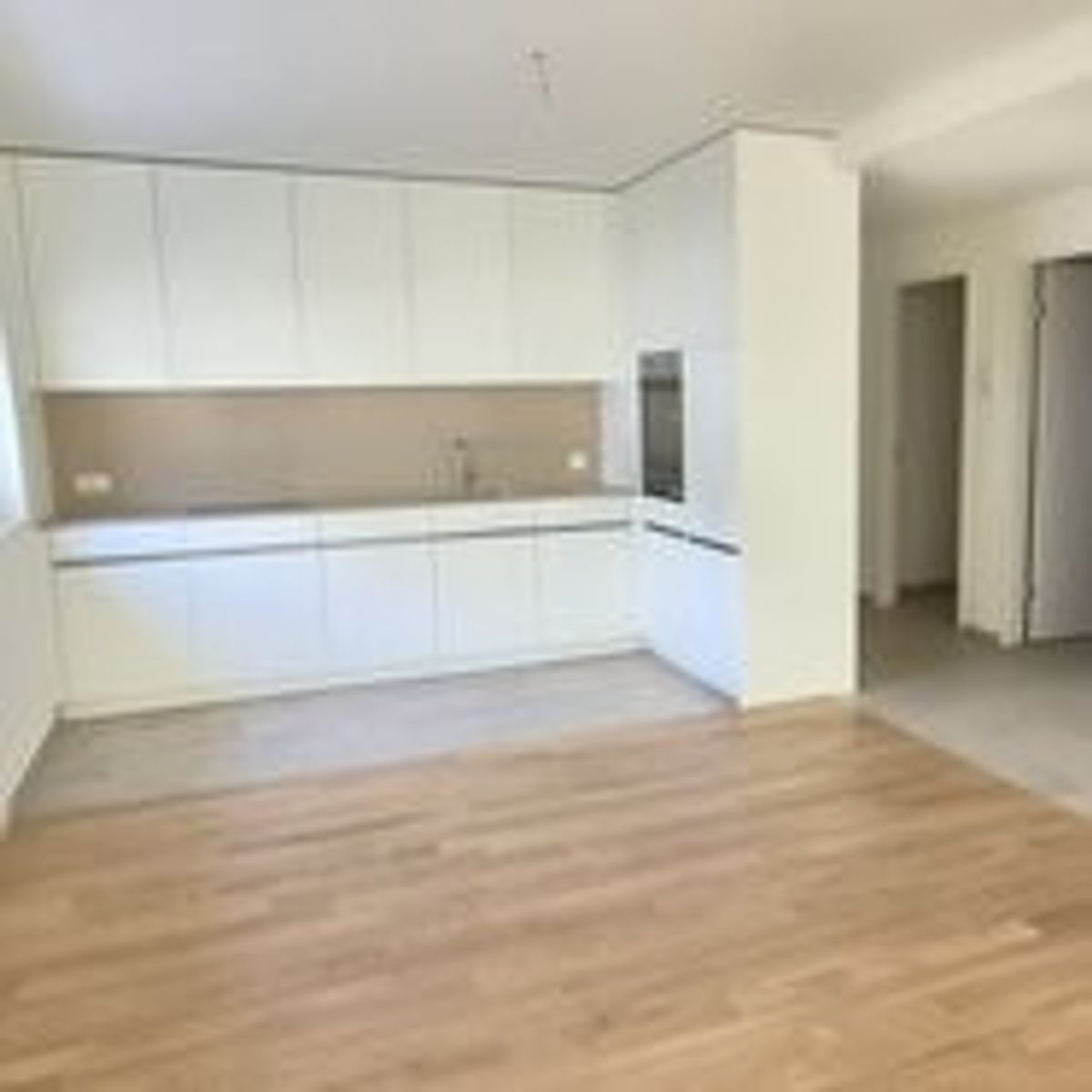 Moderne 2.5-Zimmer-Wohnung mit Mietgarten und Holzterrasse in Zürich-Schwamendingen - 1