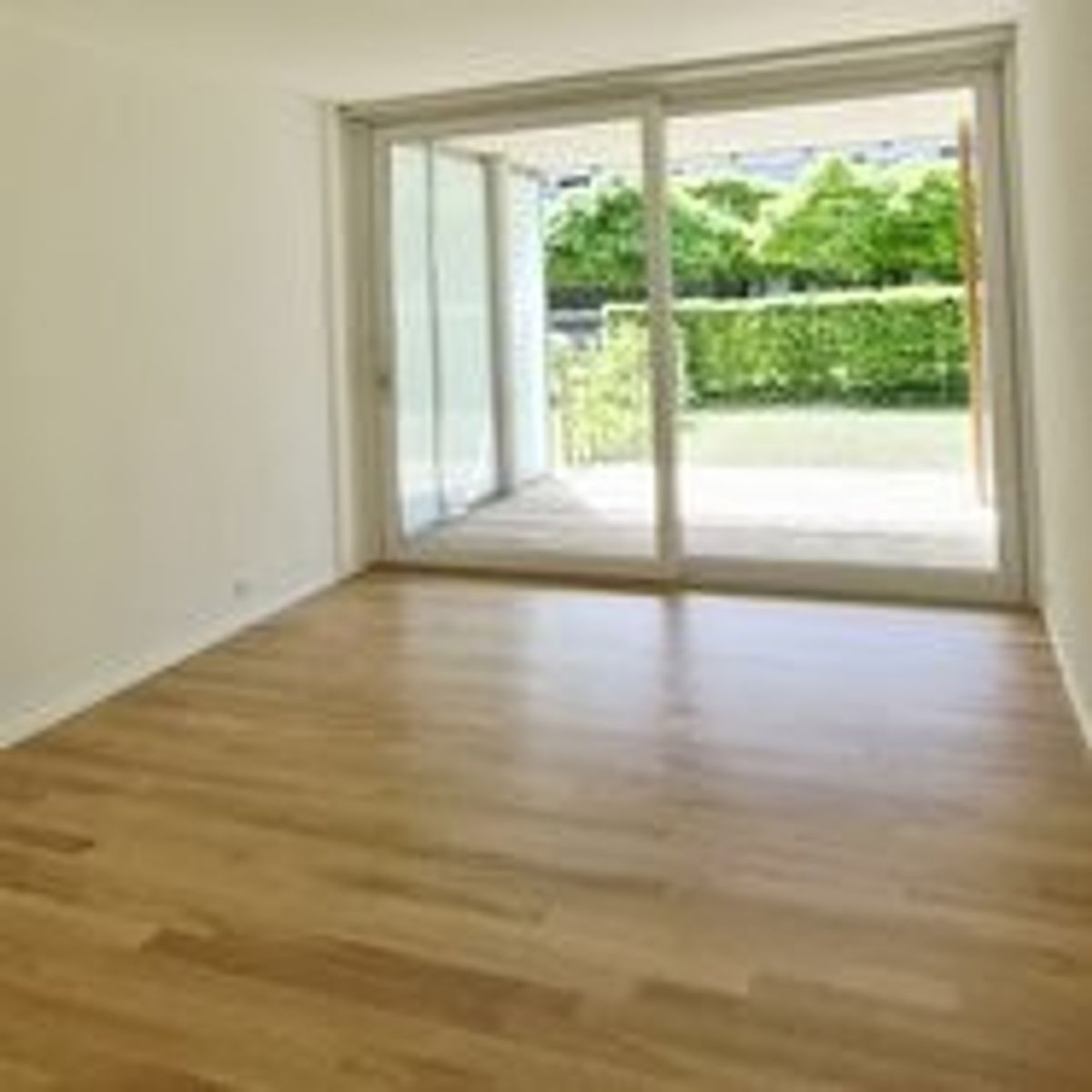 Moderne 2.5-Zimmer-Wohnung mit Mietgarten und Holzterrasse in Zürich-Schwamendingen - 3