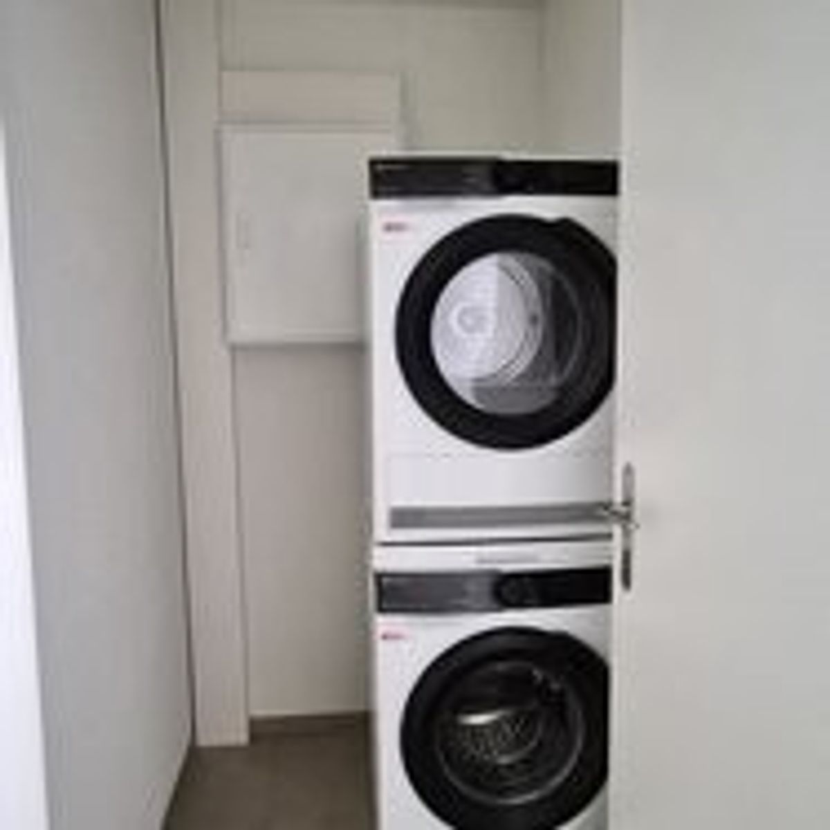 Moderne 2.5-Zimmer-Wohnung mit Mietgarten und Holzterrasse in Zürich-Schwamendingen - 5