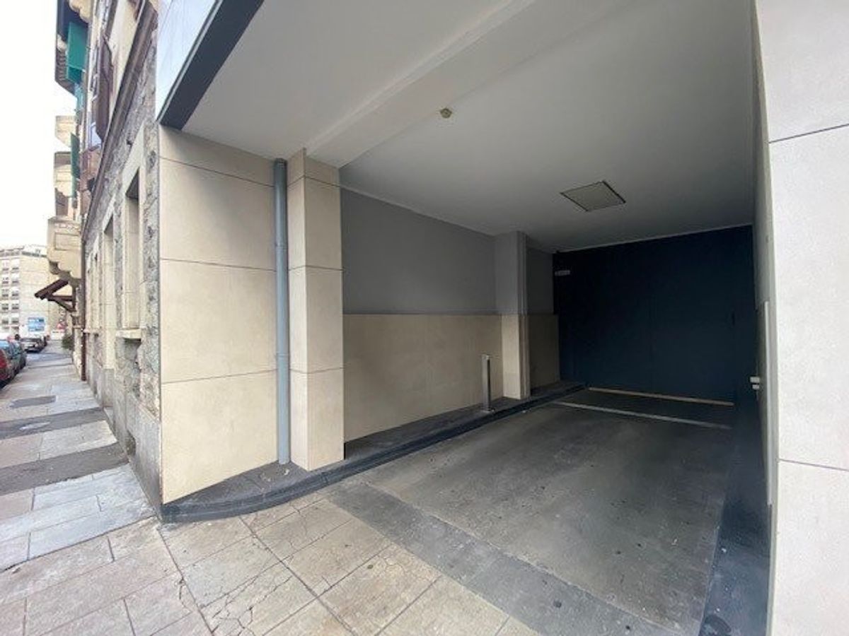 Place de parc couverte pour petit véhicule uniquement - 1