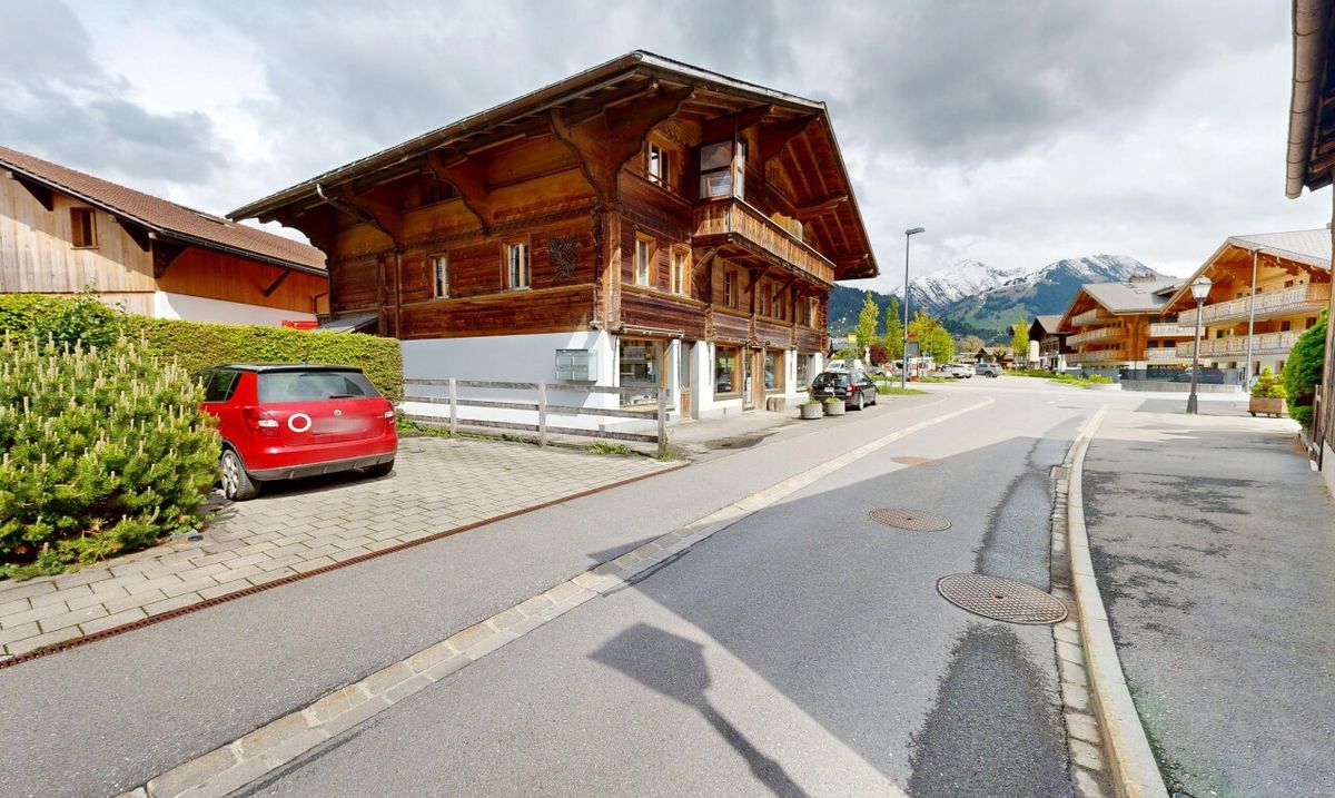 Exclusive: Large chalet for mixed use at the entrance to the village - 0