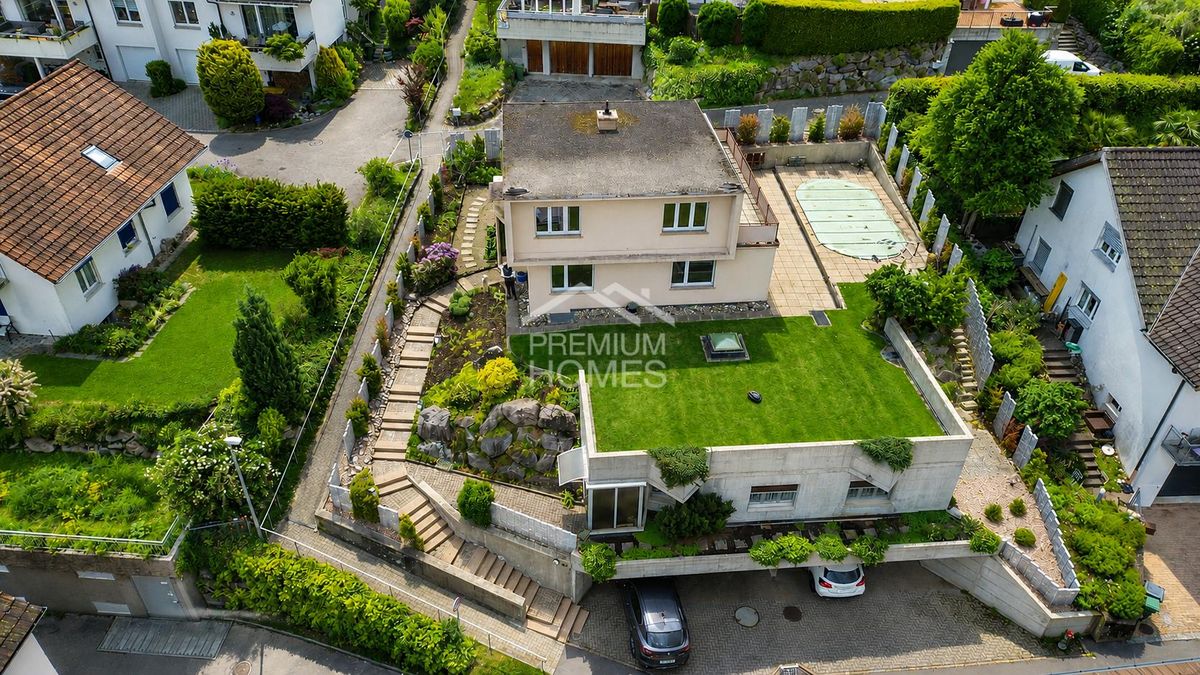 Familienhaus mit Einliegerwohnung - Potenzial an bester Lage - 0