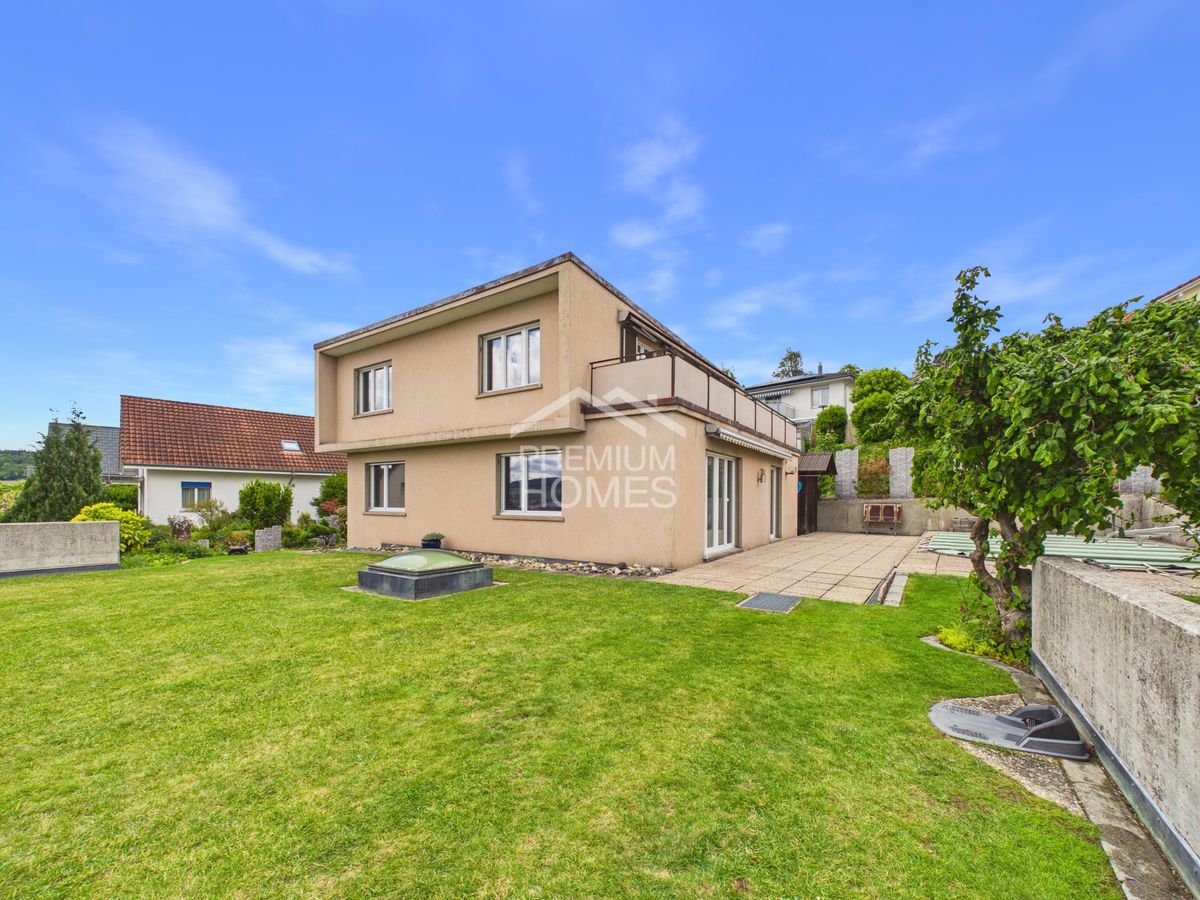 Familienhaus mit Einliegerwohnung - Potenzial an bester Lage - 1