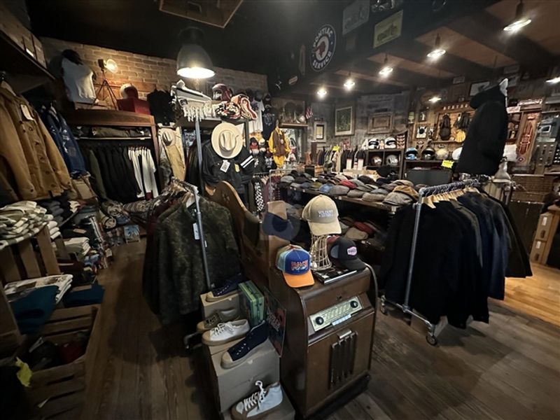 MAGASIN DE VÊTEMENTS AUX EAUX-VIVES - 3