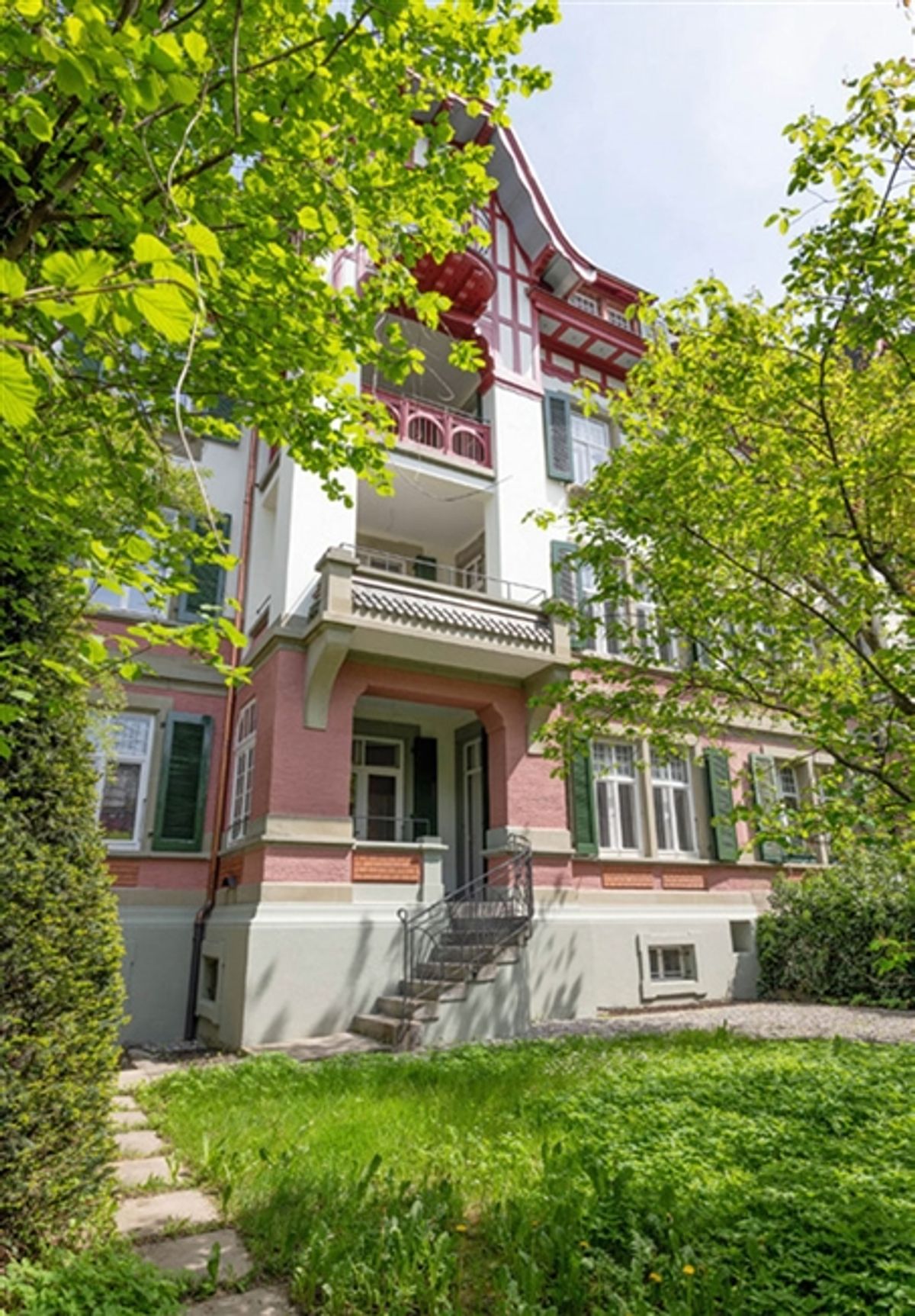 Luxuriös wohnen im kernsanierten Jugendstilhaus - 0