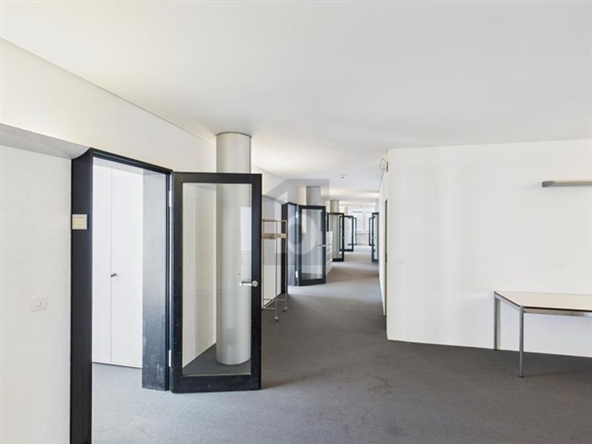 MODERN MIT VERKEHRSANBINDUNG - 1